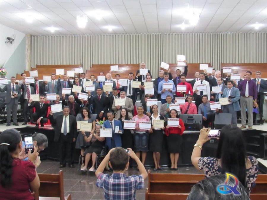 DEC ENTREGA CERTIFICADOS DE CONCLUSÃO DOS CURSOS DE TEOLOGIA