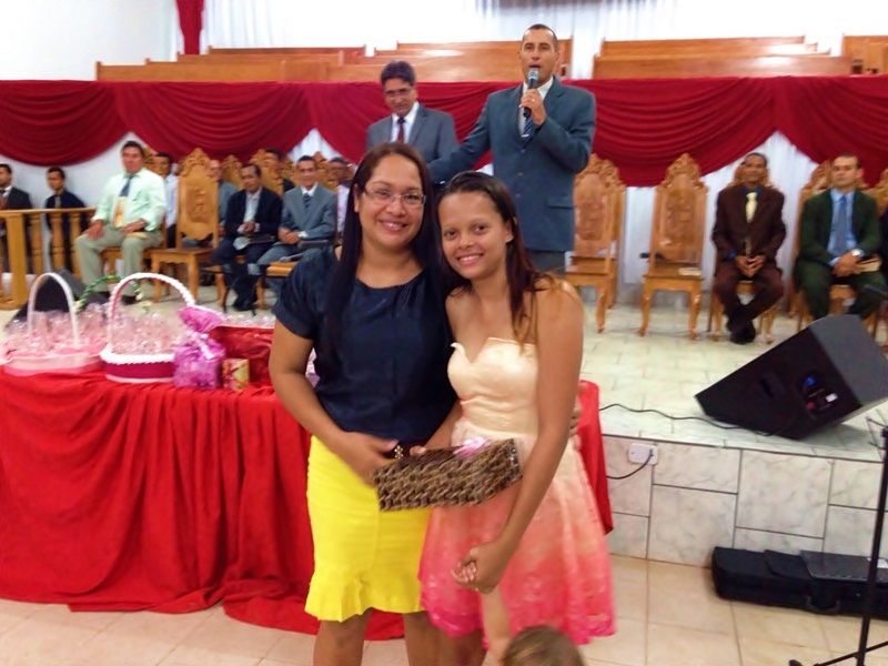 MÃE MAIS NOVA PRESENTE NO CULTO