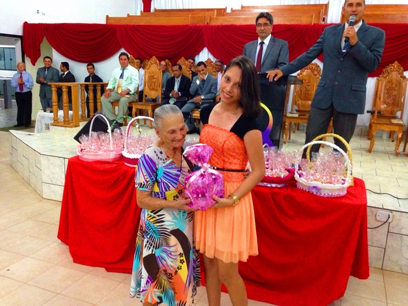 MÃE MAIS IDOSA PRESENTE NO CULTO